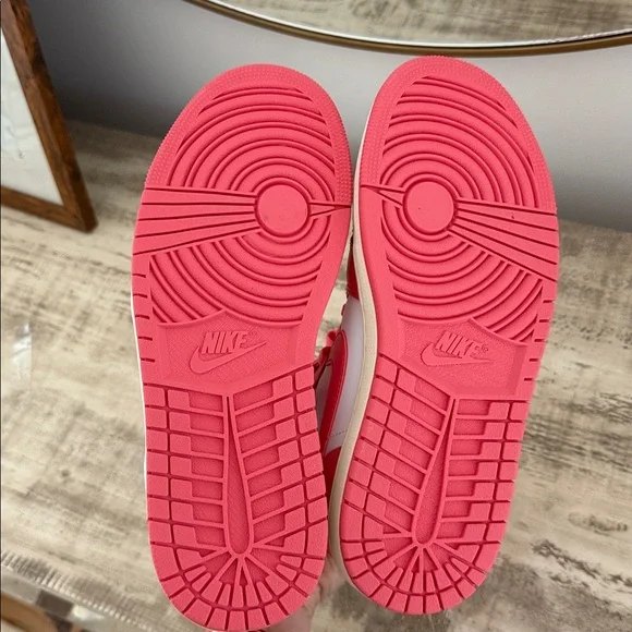 NEW Air Jordan 1 Mid "Strawberries And Cream" sneakers 8.5 - Picture 5 of 8